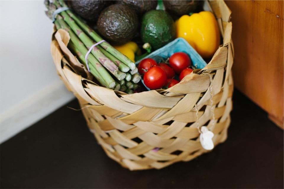 Корзина со свежими продуктами: овощи, зелень и фрукты